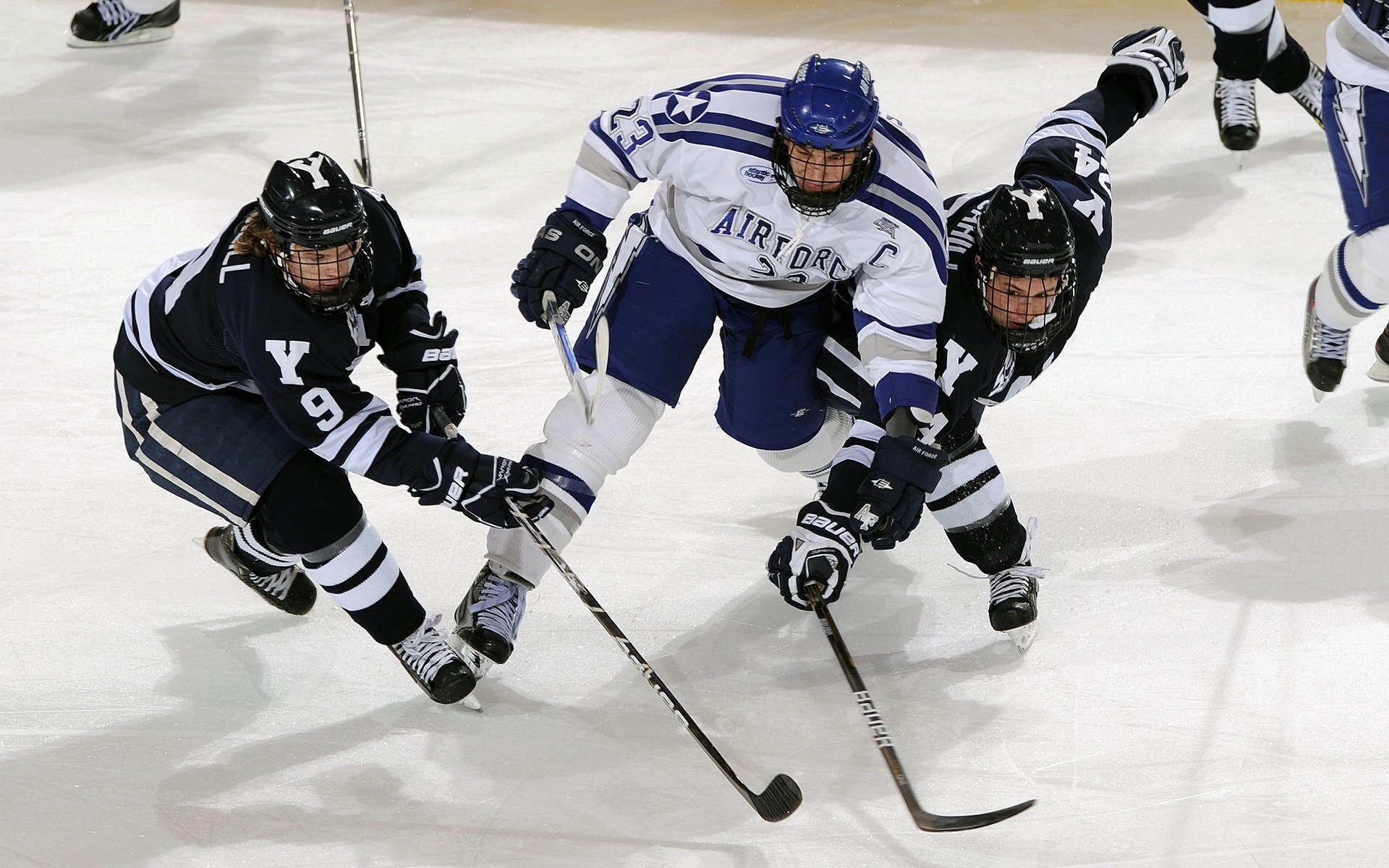 俱乐部管理层召开发布会公布球队未来发展战略规划，各大俱乐部球员